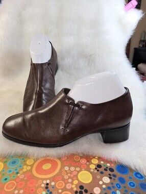 Women's Munro American Brown Leather High-Vamp Loafer Pumps